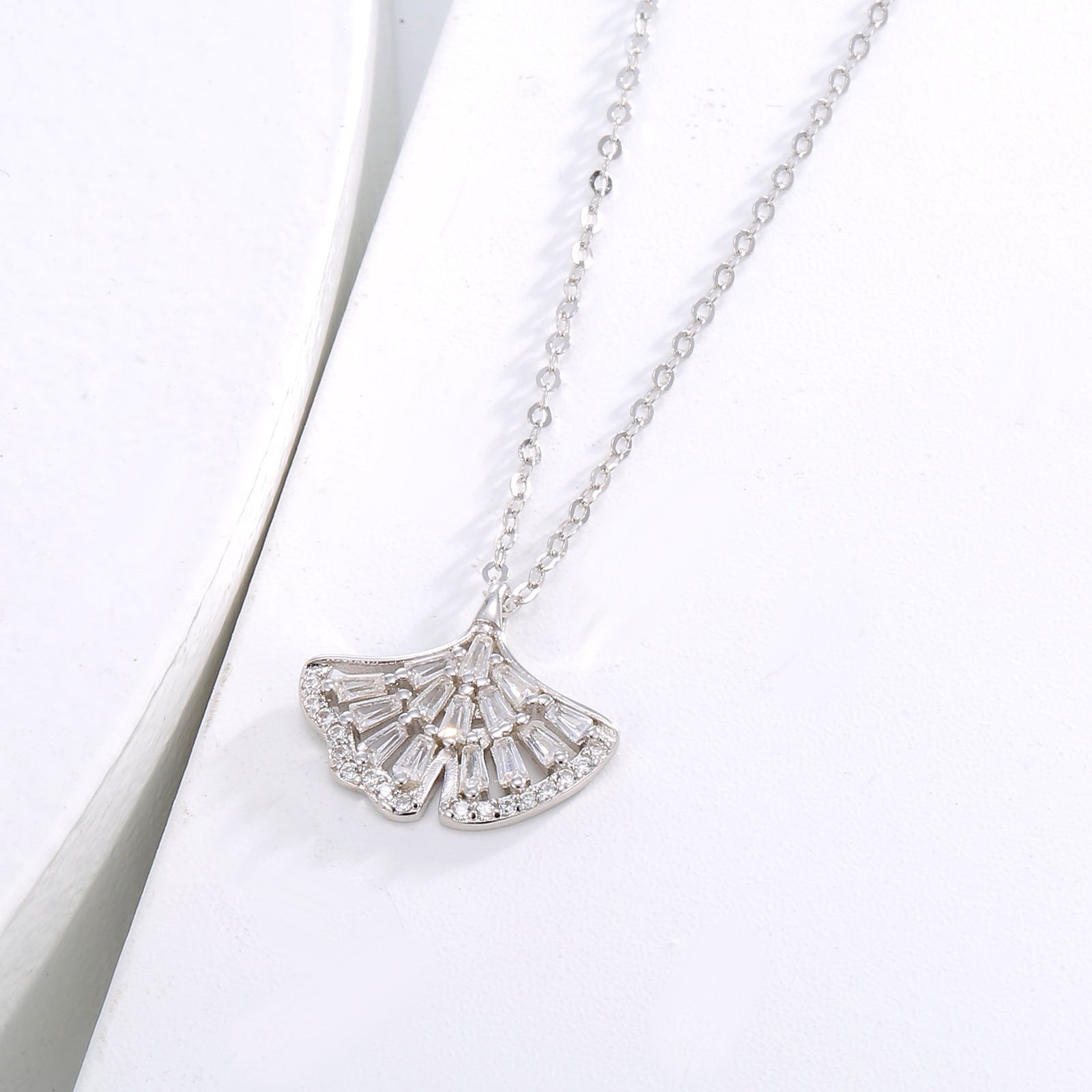 Damen Halskette mit kunstvollem Fächeranhänger aus hochwertigem Silber und funkelnden Zirkonia Shop Nory