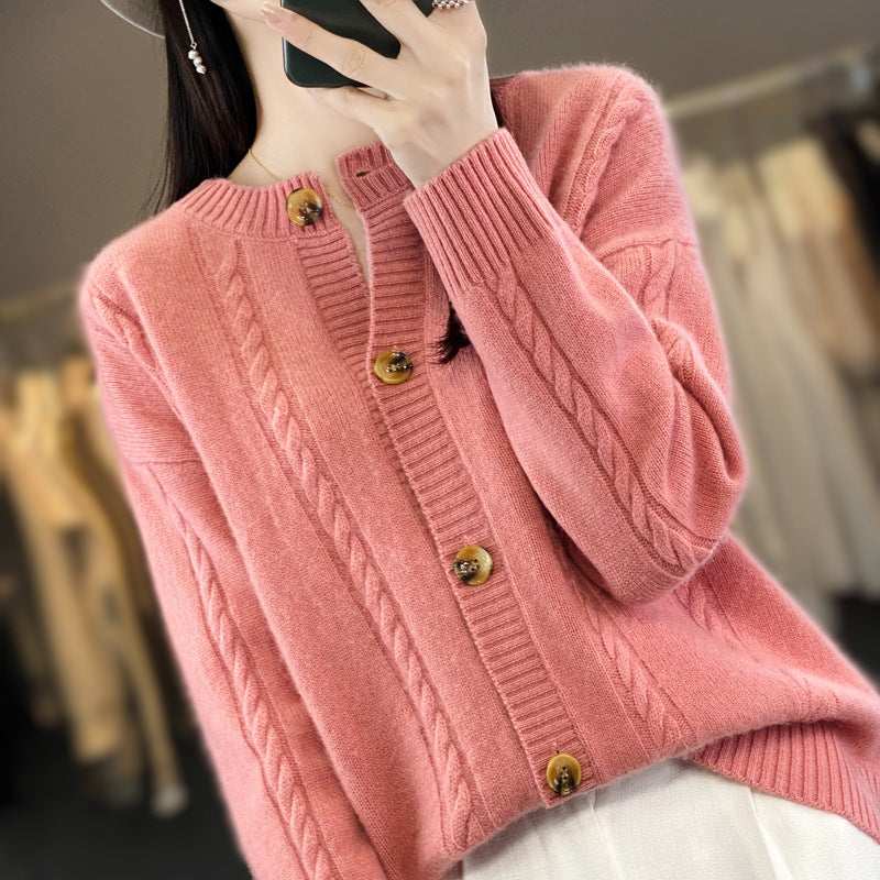 Damen Kaschmirähnlicher Zopfmuster‑Cardigan mit Rundhals und Hornoptikknöpfen Shop Nory