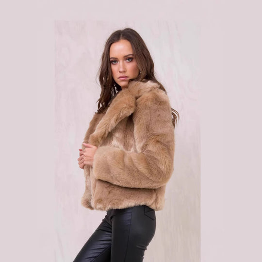 Damen Kurze Plüschjacke mit voluminösem Schalkragen und kastiger Silhouette Shop Nory