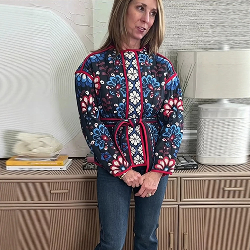 Damen Taillierte gestepptte Jacquard‑Baumwolljacke mit folklorem Blumenmuster & Bindegürtel Shop Nory