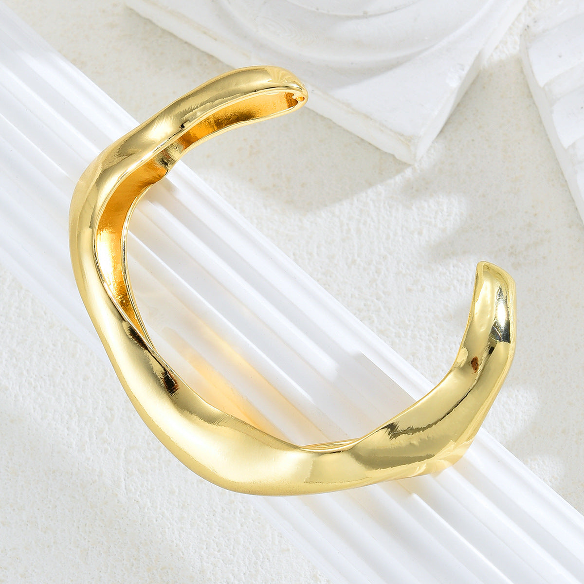 Damenarmband mit geschwungenem Design und elegantem Finish Shop Nory