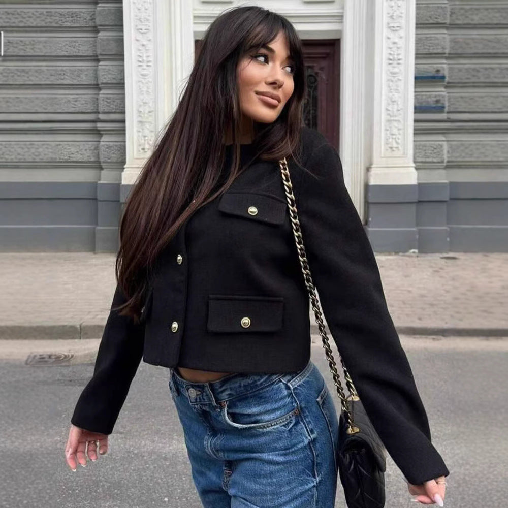 Damen Kurze Bouclé-Blazerjacke mit Rundhalsausschnitt, Zierleistentaschen und goldfarbenen Knöpfen Shop Nory
