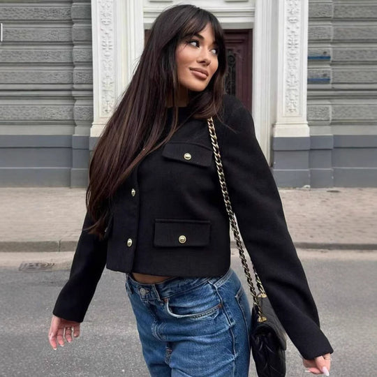 Damen Kurze Bouclé-Blazerjacke mit Rundhalsausschnitt, Zierleistentaschen und goldfarbenen Knöpfen Shop Nory