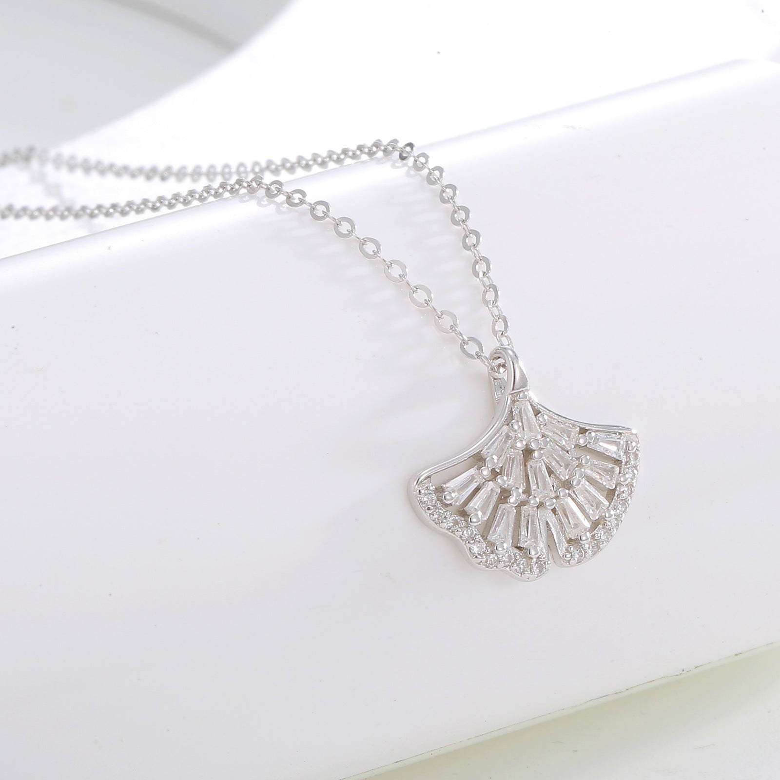 Damen Halskette mit kunstvollem Fächeranhänger aus hochwertigem Silber und funkelnden Zirkonia Shop Nory