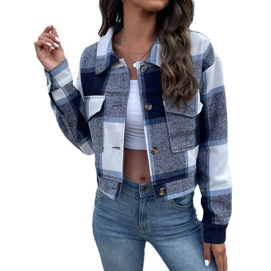 Damen Kurz geschnittene karierte Overshirt‑Jacke mit Brustklappen und Holzknöpfen Shop Nory