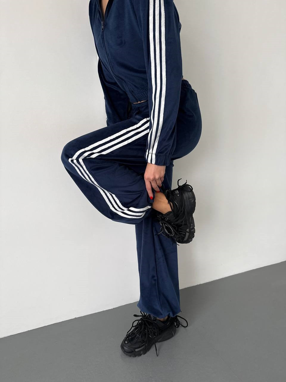 Damen Retro-Samt Trainingsanzug mit seitlichen Streifen, hochgeschnittener Bund und Reißverschluss Shop Nory