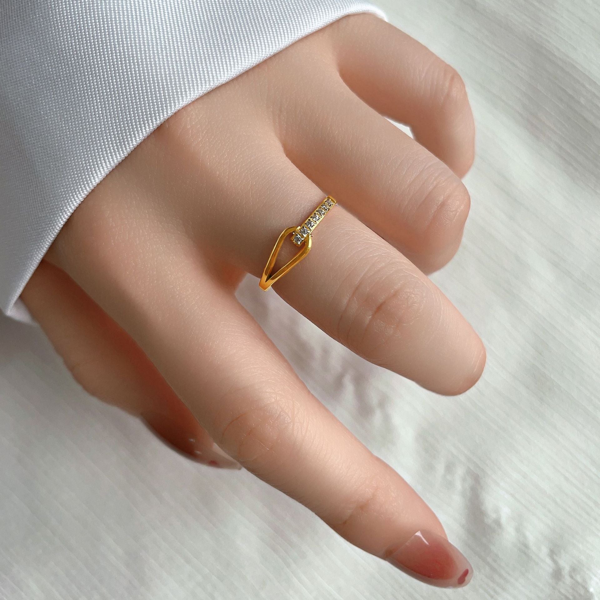 Damen eleganter Ring mit funkelndem Zirkonia und modernem V-Design Shop Nory