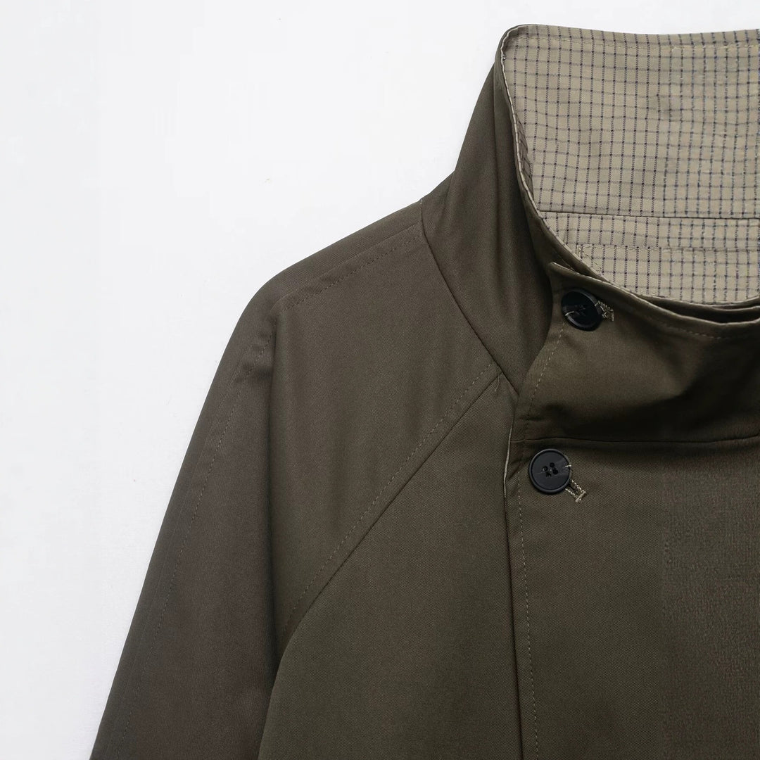 Damen kurzes Cape‑Mantel mit hohem Stehkragen, verdeckter Knopfleiste und Eingrifftaschen Shop Nory