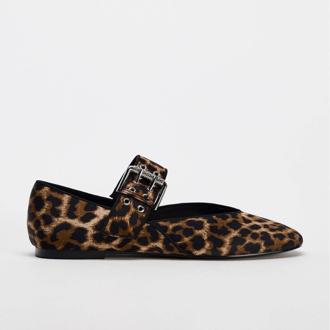 Damen Flache Riemchen‑Ballerinas mit breitem dekorativem Schnallenriemen und Leopardenmuster Shop Nory
