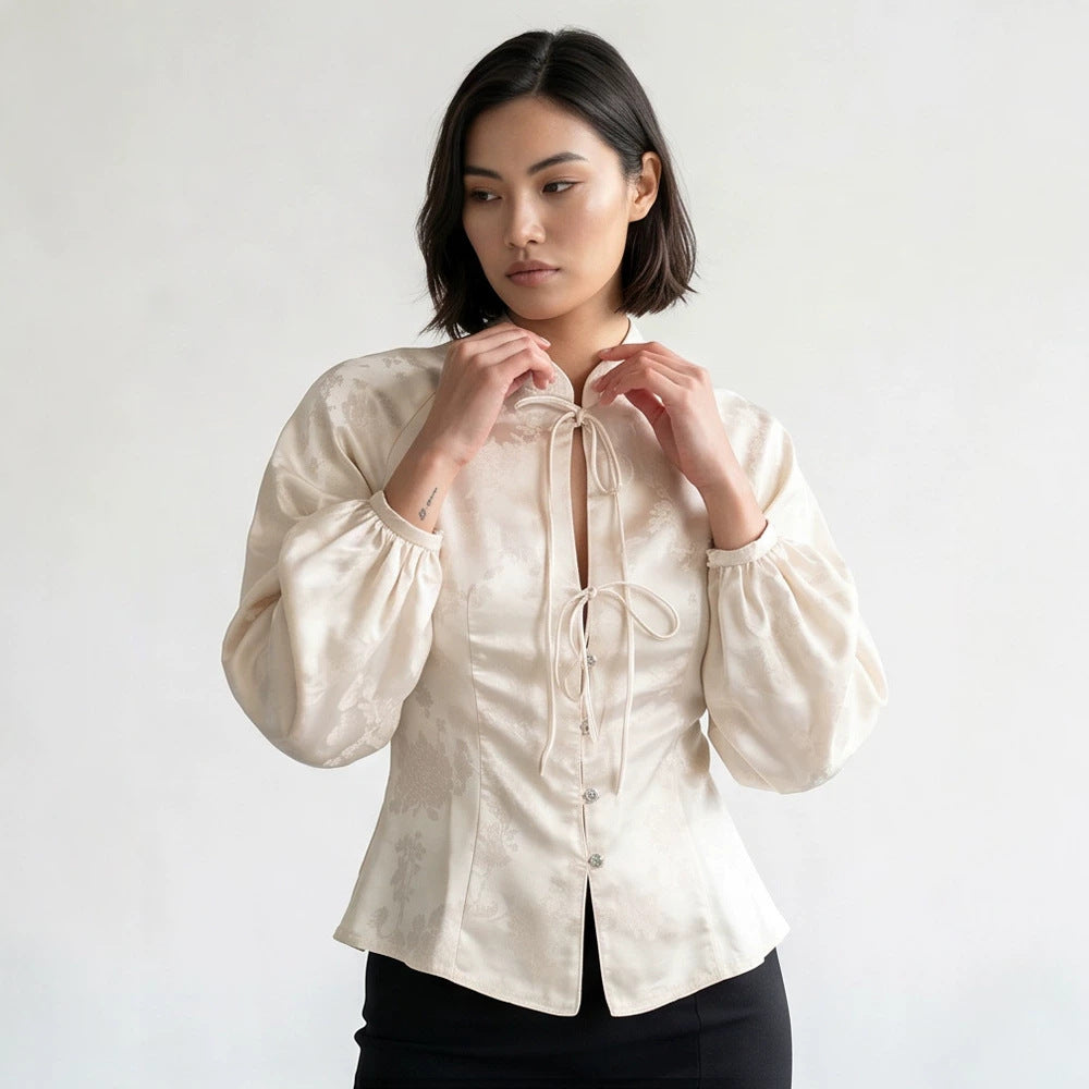 Damen Jacquard-Satin Bluse mit Stehkragen, Bindebändern und tailliertem Schößchen Shop Nory