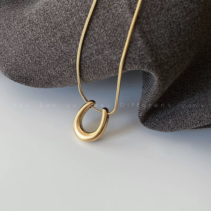Damen Halskette mit modernem, geschwungenem Anhänger aus Edelstahl Shop Nory