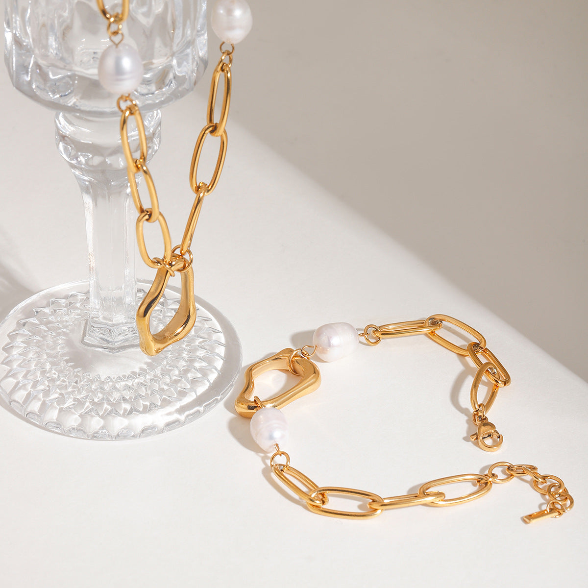 Damen Armband mit eleganten Perlenakzenten und robuster Edelstahlverarbeitung Shop Nory
