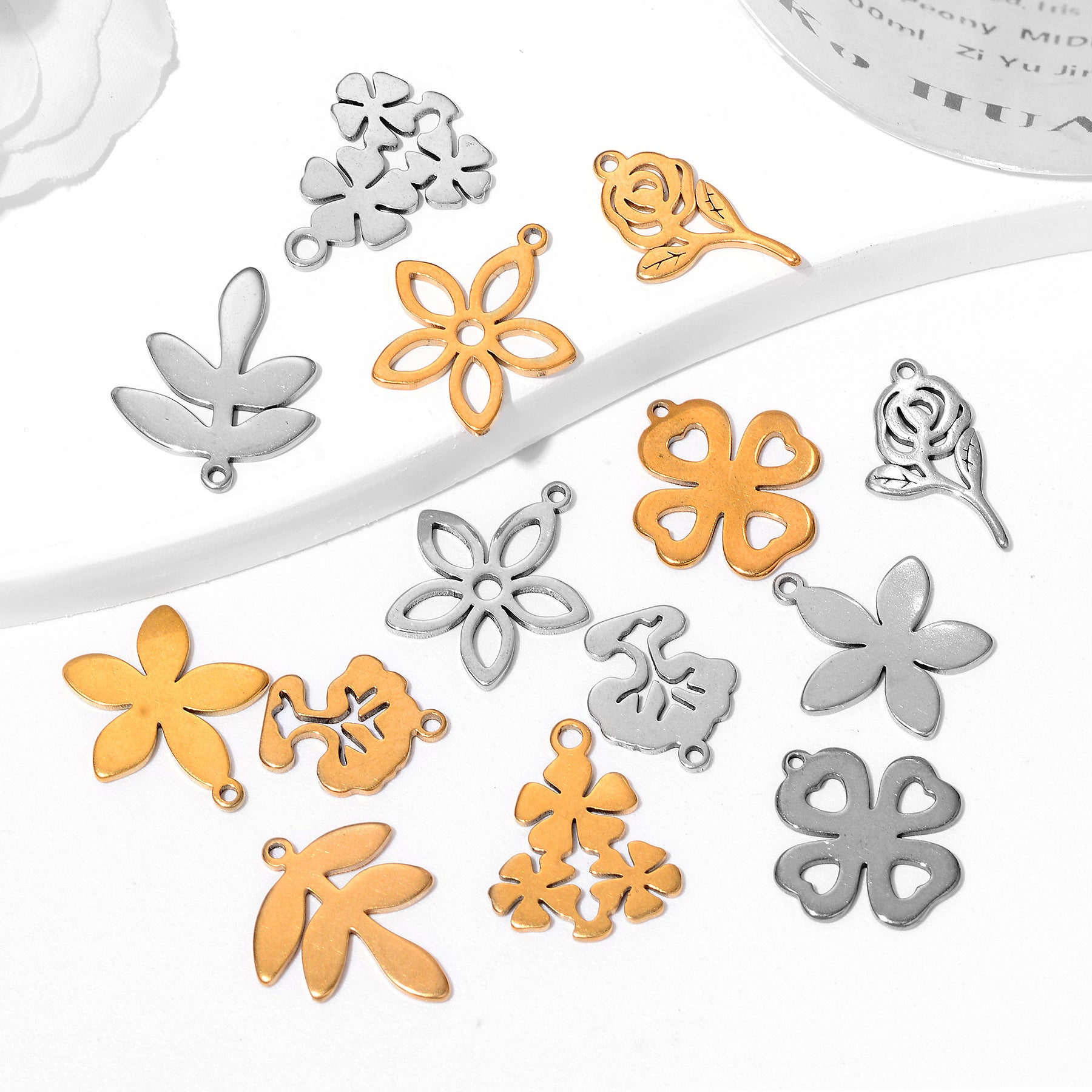 Damen Schmuckanhänger in Form einer filigranen Blüte aus hochwertigem Metall Shop Nory