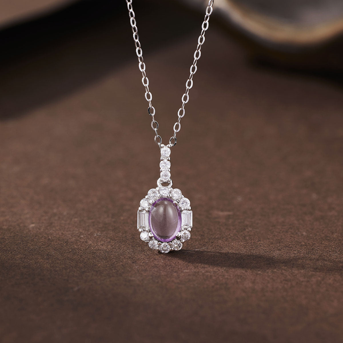 Damen elegante Halskette mit kunstvollem blauen Edelstein und funkelnden Kristallverzierungen Shop Nory