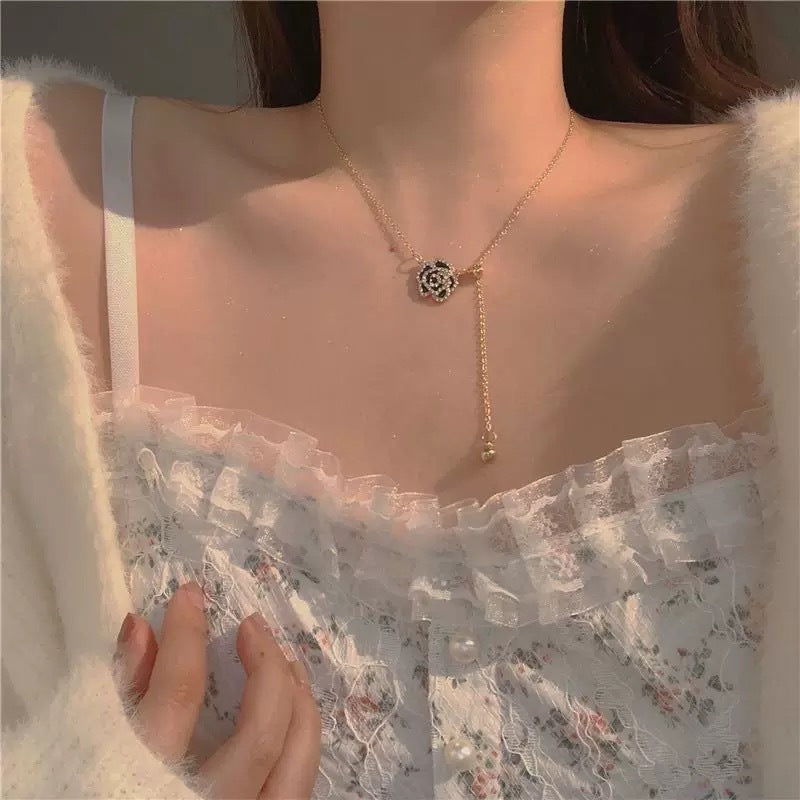 Damen Halskette mit filigranem Rosenanhänger und elegantem Design Shop Nory