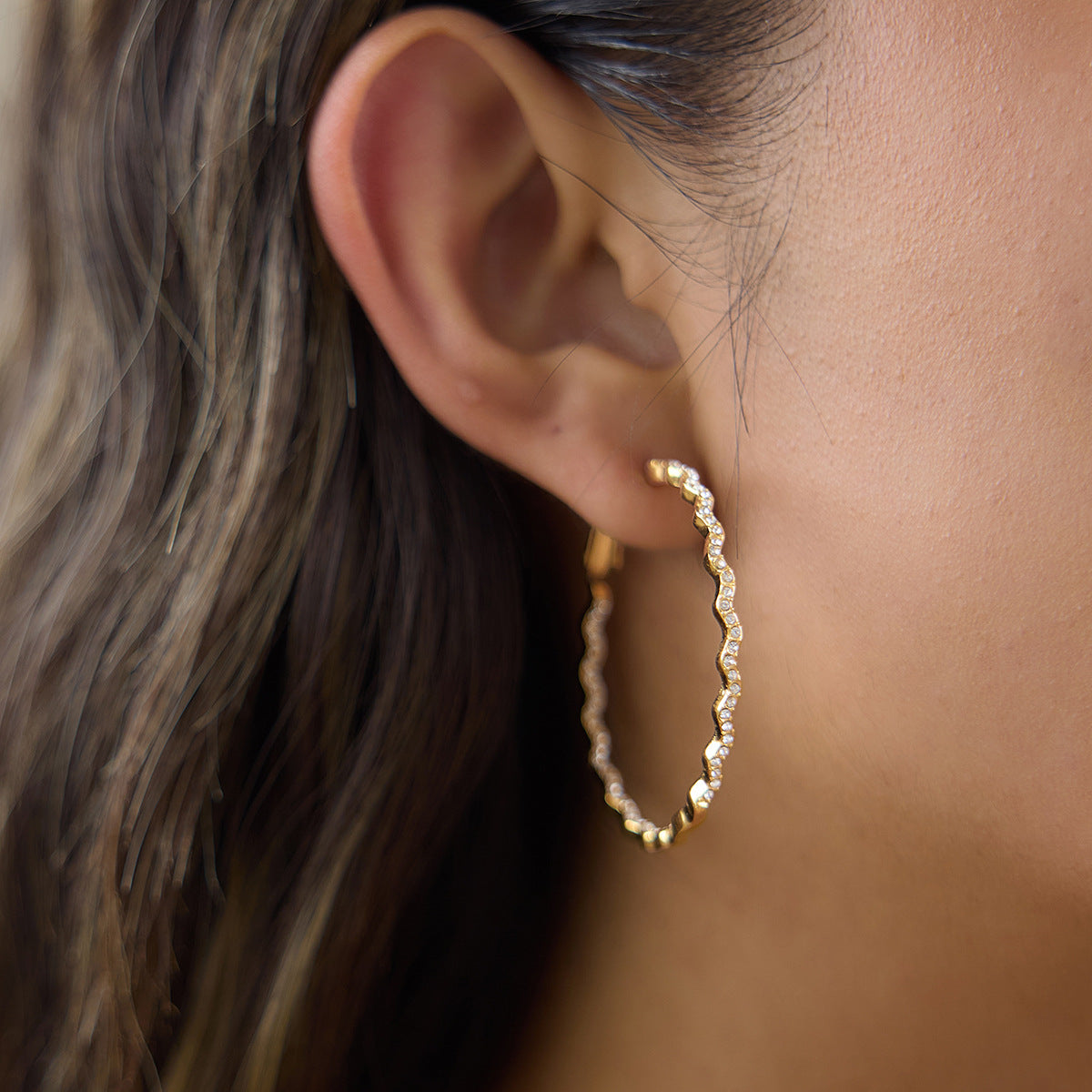 Damen Ohrhänger mit elegantem Wellen-Design und funkelndem Zirkonia-Besatz Shop Nory