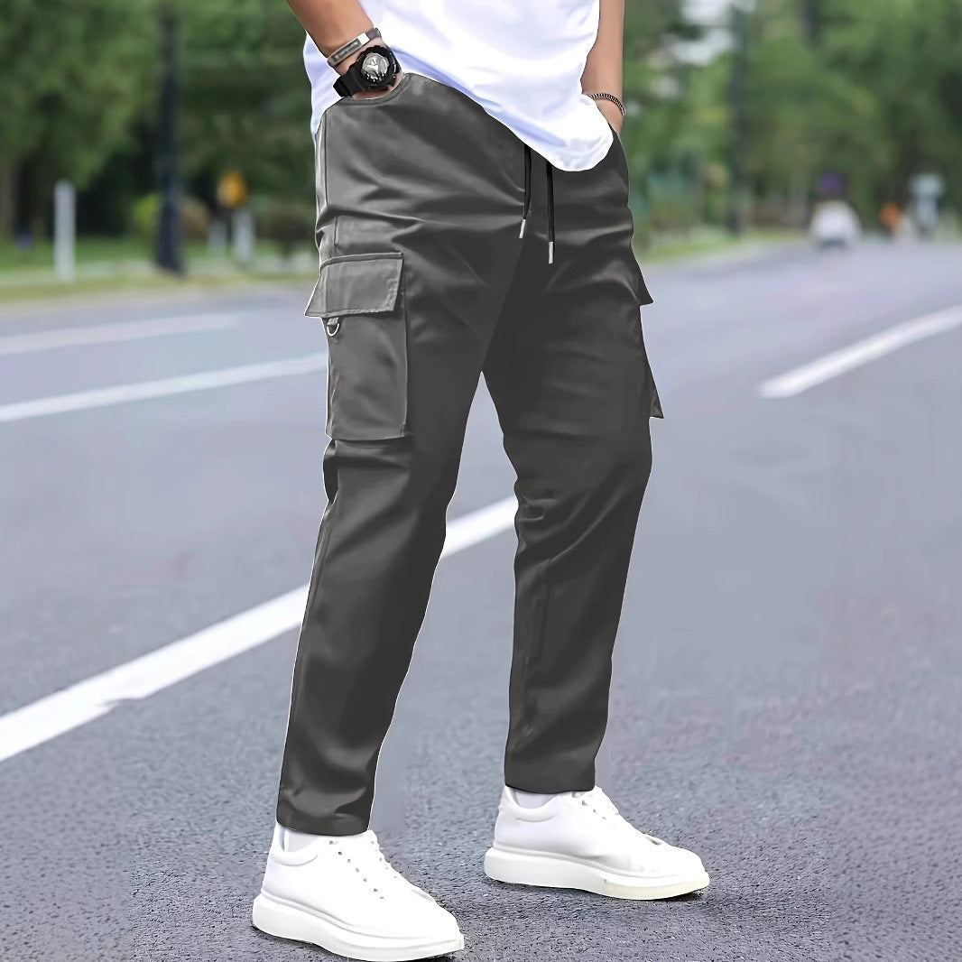 Herren Slim‑Tapered Cargo‑Jogginghose mit Tunnelzugbund, Klappentaschen und Metallringdetail Shop Nory