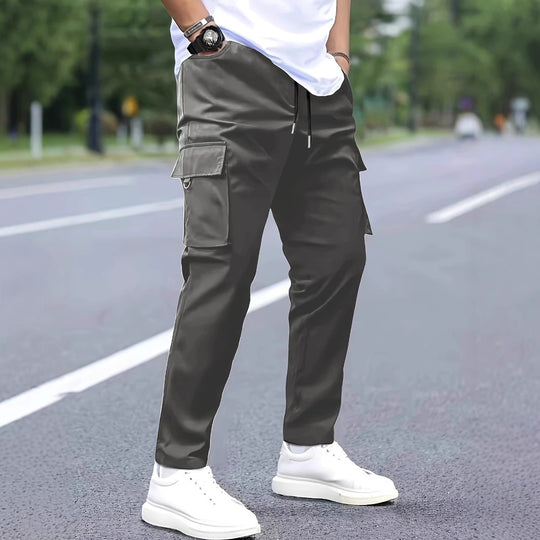 Herren Slim‑Tapered Cargo‑Jogginghose mit Tunnelzugbund, Klappentaschen und Metallringdetail Shop Nory