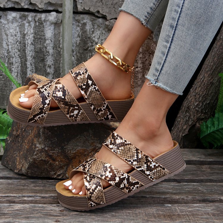 Damen Plateau-Pantolette mit geflochtenen Riemen, gekreuzter Zehenpartie und ergonomischer Keilsohle Shop Nory