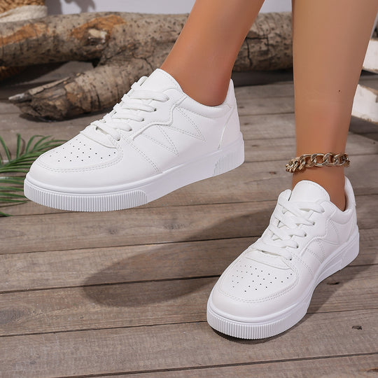 Damen Niedrige Sneaker aus Lederimitat mit perforierter Zehenkappe, gepolstertem Einstieg und profilierter Plateausohle Shop Nory