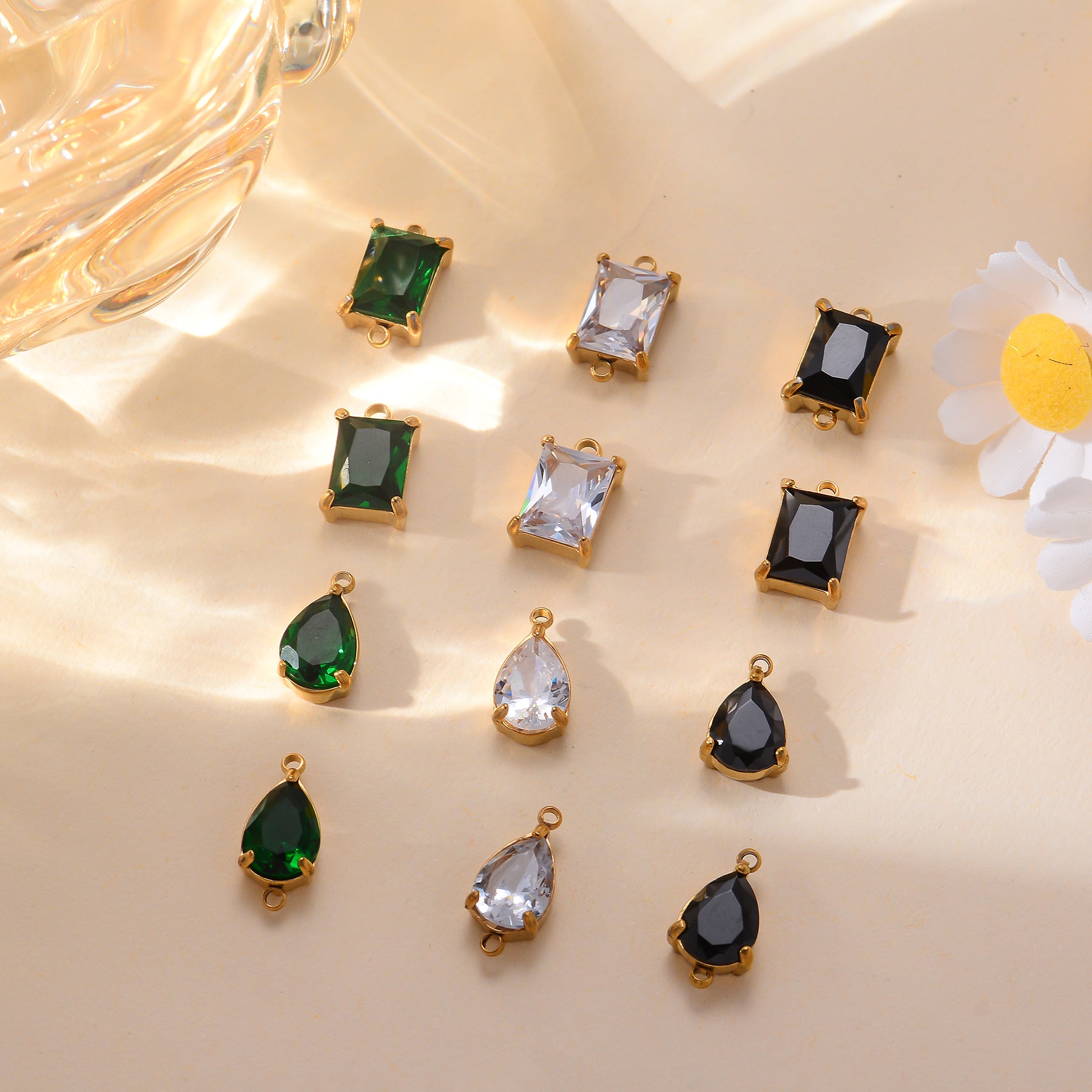 Damen Schmuckanhänger mit tropfenförmigem Kristall und elegantem Goldrahmen Shop Nory