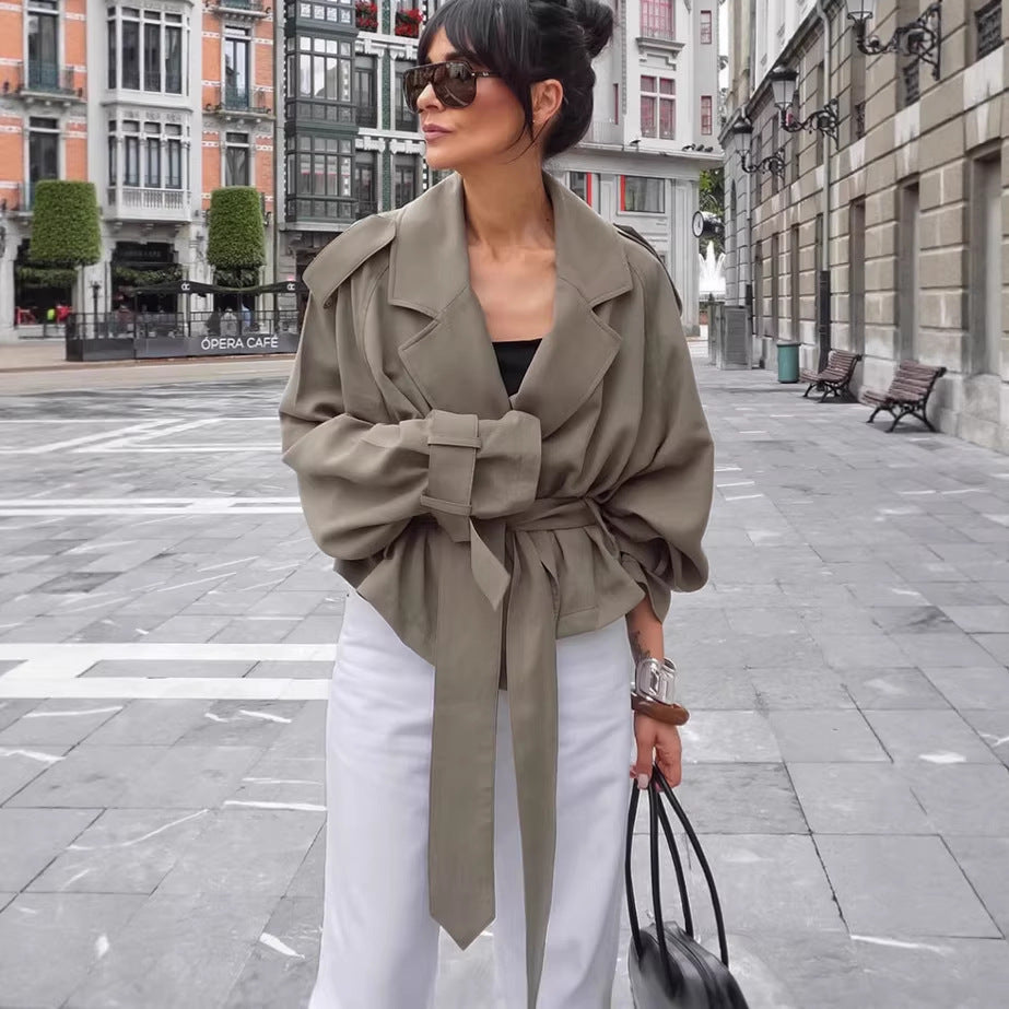 Damen Leichte Kurztrenchjacke mit weiten Revers, langen Bindegürtel und verstellbaren Manschetten Shop Nory