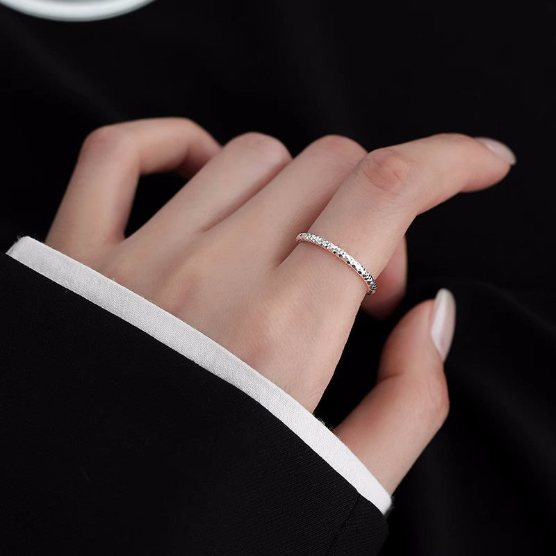 Damen zierlicher Ring mit prismatischer Oberfläche Shop Nory