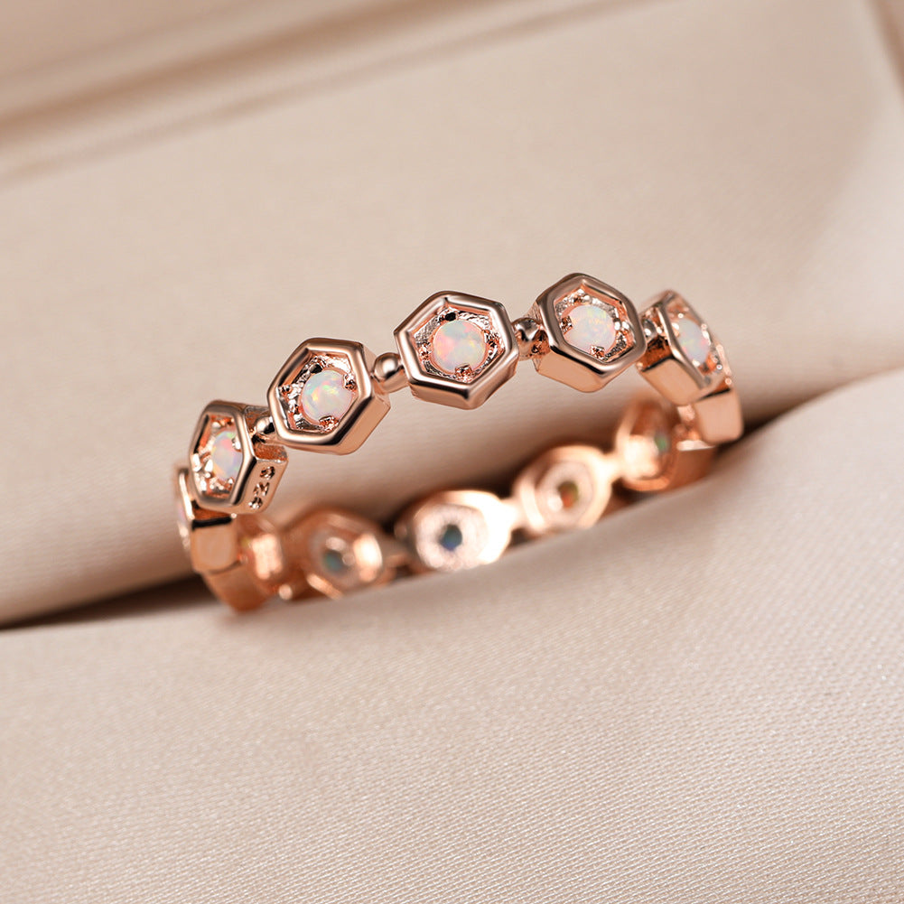 Damen Ring mit sechseckigem Design und schimmernden Opal-Einsätzen Shop Nory