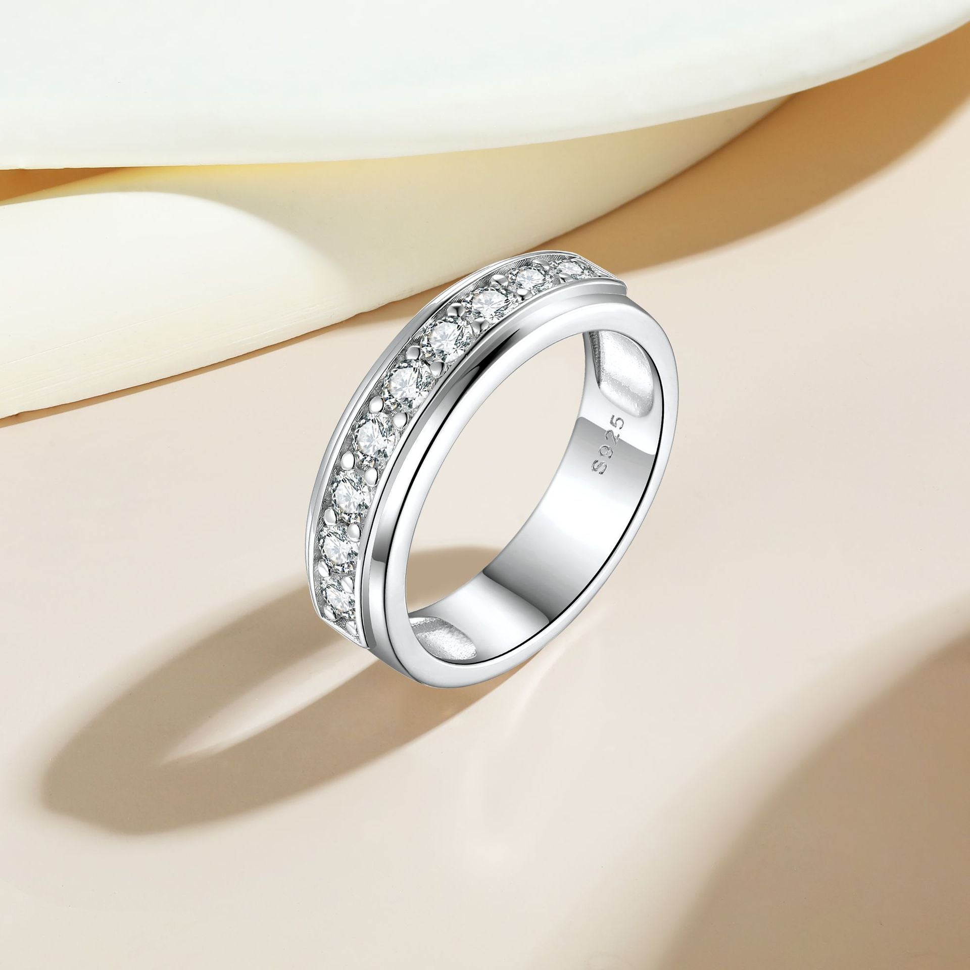Damen Ring mit funkelndem Zirkonia-Besatz und elegantem Design Shop Nory
