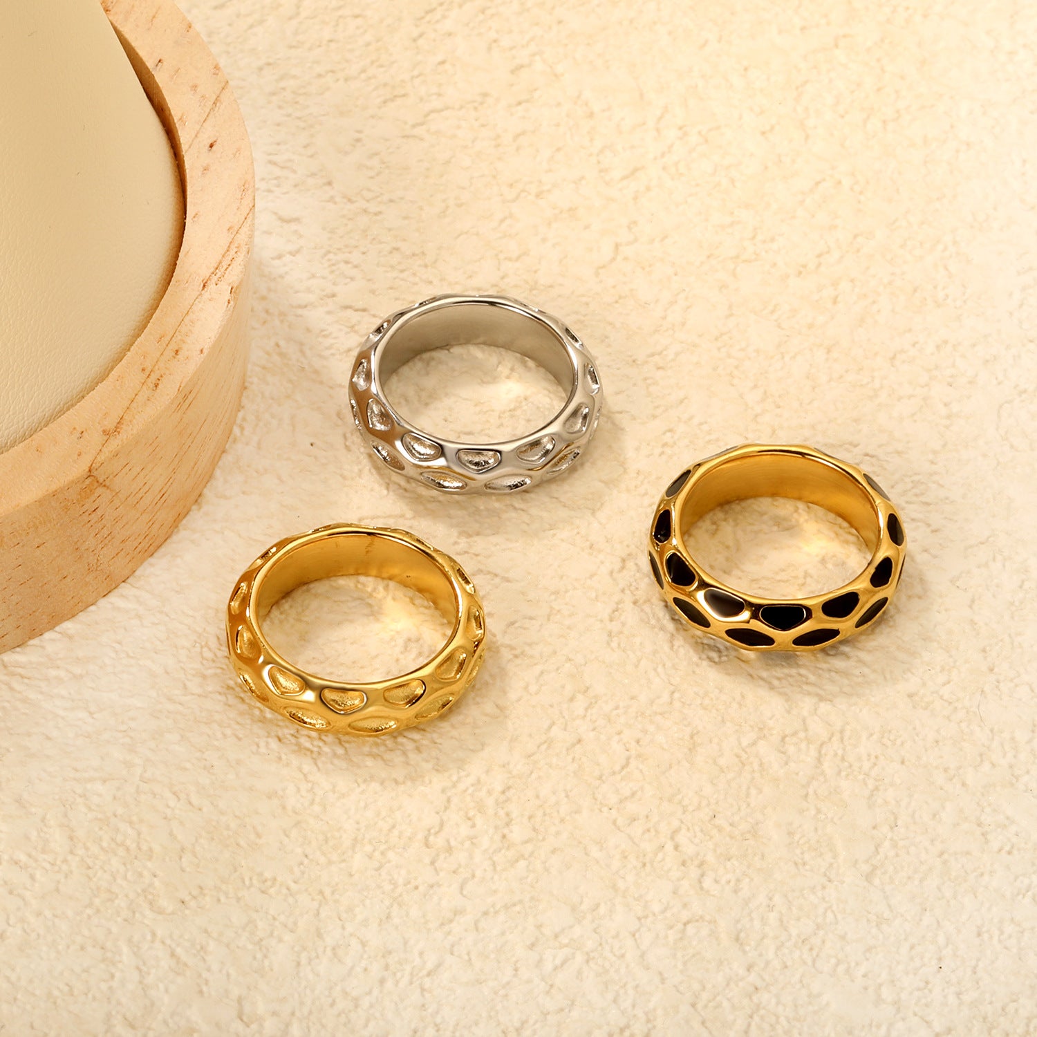 Damen Ring mit kunstvollem, strukturierten Design und glänzender Oberfläche Shop Nory