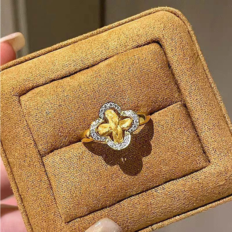Damen Ring mit kunstvollem Blumenmotiv und funkelnden Kristallen Shop Nory