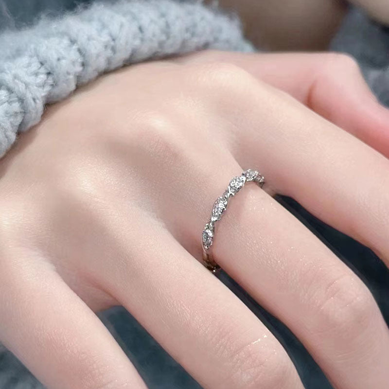 Damen eleganter Wellenring mit funkelnden Zirkonia-Steinen Shop Nory