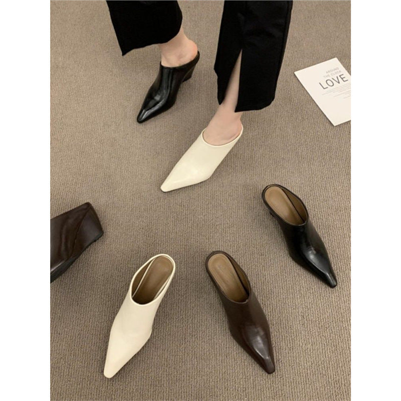 Damen Spitz zulaufende Slip‑On Mules mit skulptiertem Keilabsatz Shop Nory
