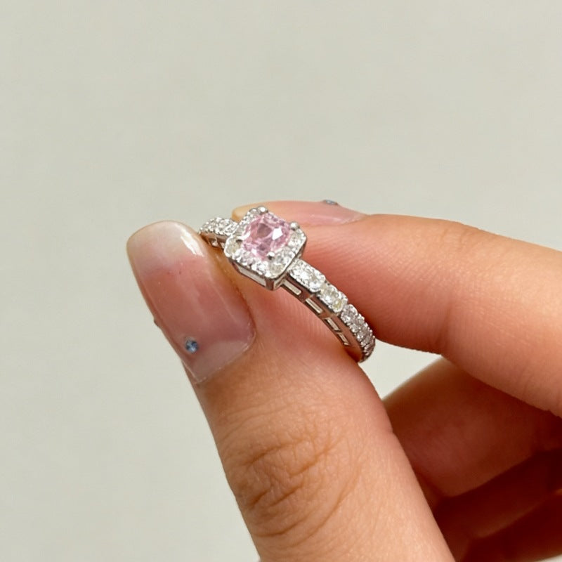 Damen eleganter Ring mit quadratischem Zirkonia und funkelnder Umrandung Shop Nory
