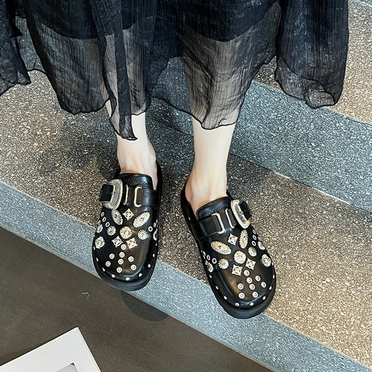Damen Leder-Plateau-Mules mit Zierösen und dekorativer Schnallen-Applikation Shop Nory