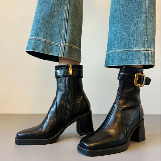 Damen knöchelhohe Glattleder‑Stiefelette mit markantem Blockabsatz, Plateau‑Sohle, seitlichem Reißverschluss und dekorativem Gurt Shop Nory