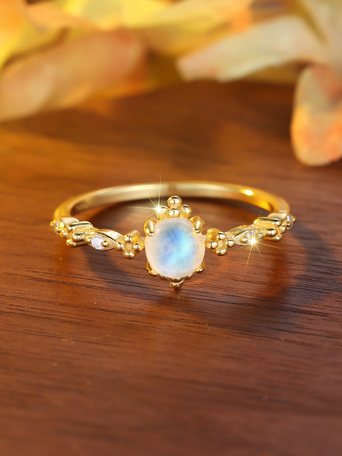 Damen Ring mit schimmerndem Mondstein und kunstvollen Zirkonia-Verzierungen Shop Nory