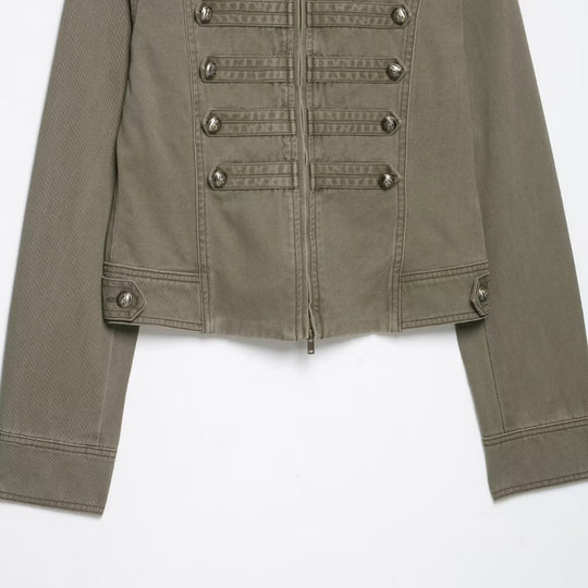 Damen Military-inspirierte Kurzjacke mit Stehkragen, Zierpatten und Reißverschluss Shop Nory
