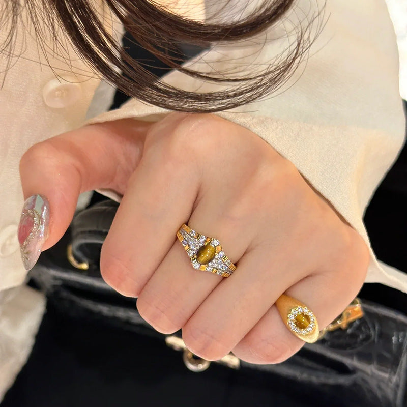 Damenring mit kunstvollem Design und facettiertem Zirkonia Shop Nory