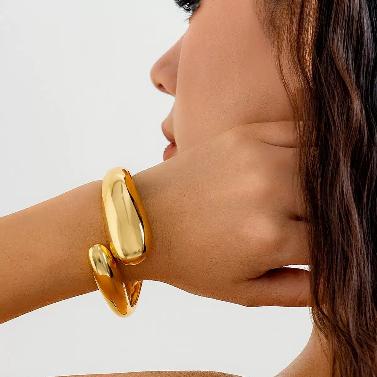Damen modernes und skulpturales Armband Shop Nory