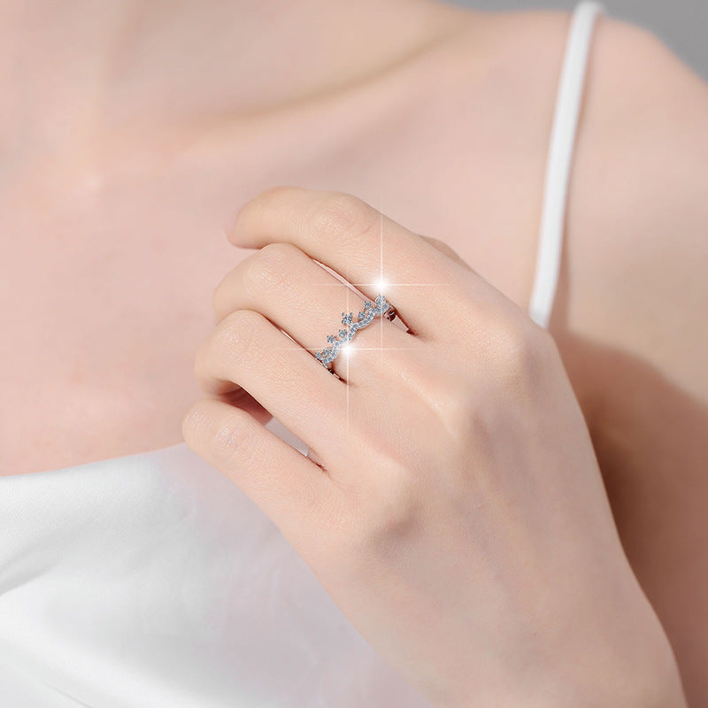 Damenring mit elegantem Wellenmuster und funkelnden Zirkonia Shop Nory