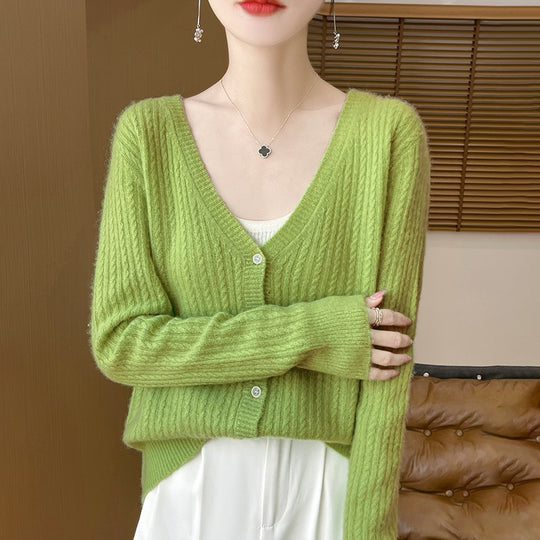 Damen Kurzgeschnittener Feinstrick-Cardigan mit V‑Ausschnitt, feiner Rippenstruktur und Perlmuttknöpfen Shop Nory