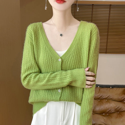 Damen Kurzgeschnittener Feinstrick-Cardigan mit V‑Ausschnitt, feiner Rippenstruktur und Perlmuttknöpfen Shop Nory