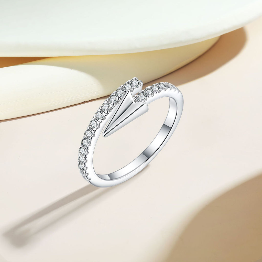 Damen Designer-Ring mit modernem Pfeilmotiv und funkelndem Zirkonia-Besatz Shop Nory