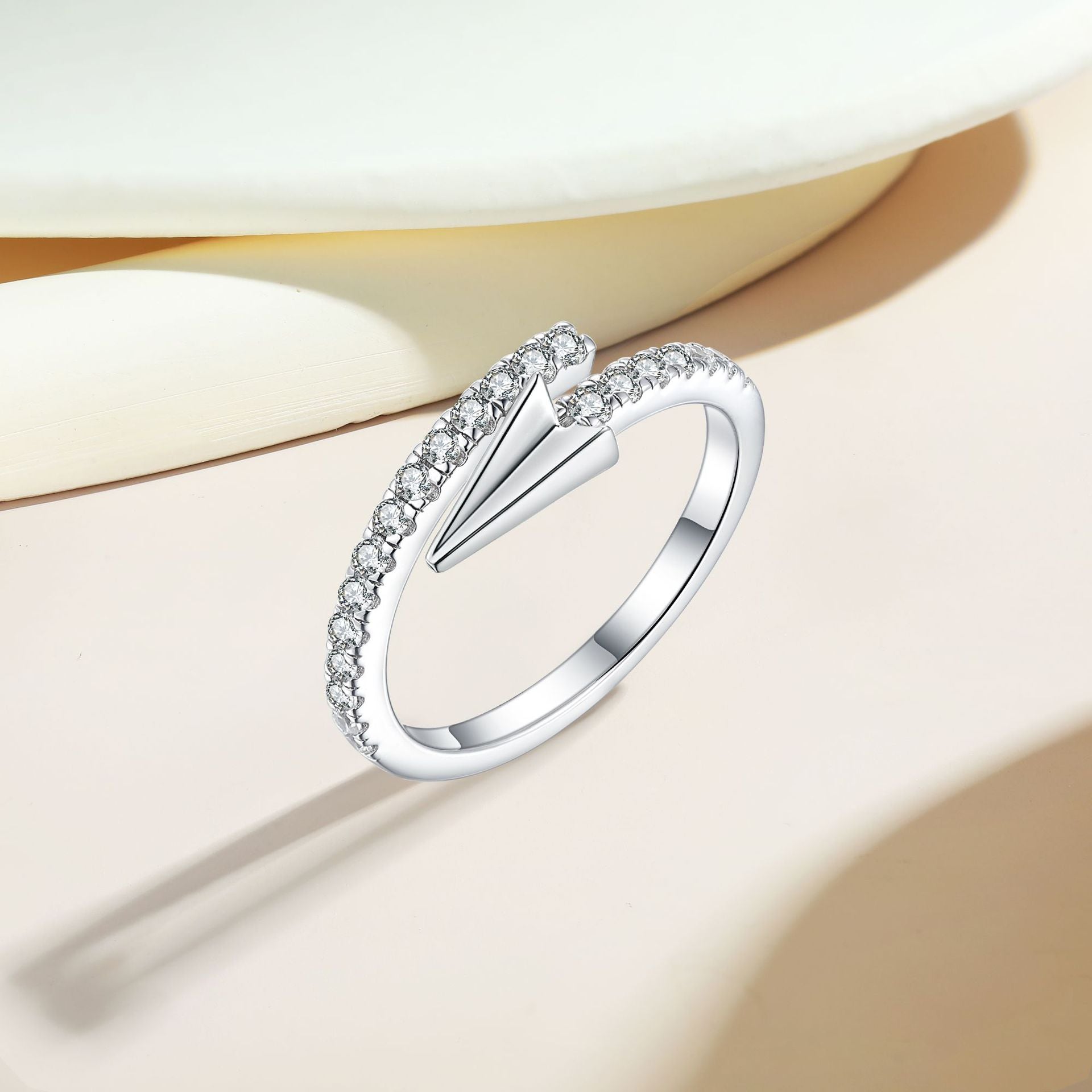 Damen Designer-Ring mit modernem Pfeilmotiv und funkelndem Zirkonia-Besatz Shop Nory