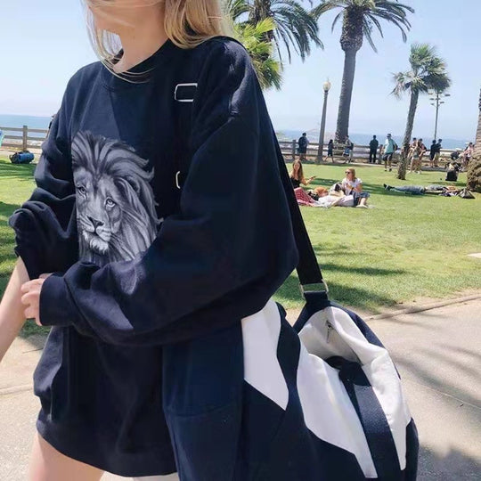 Damen nan oversized Sweatshirt mit fotorealistischem Löwenprint, Relaxed‑Fit und geripptem Rundhalsausschnitt Shop Nory