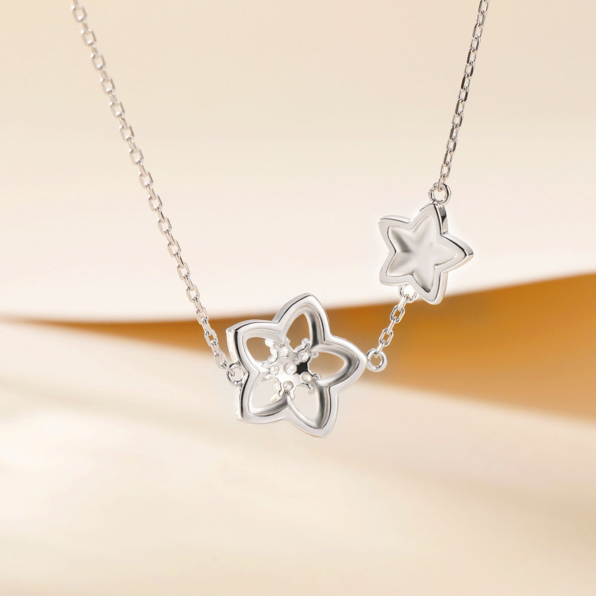 Damen Halskette mit floralen Anhängern und funkelnden Zirkonia Shop Nory