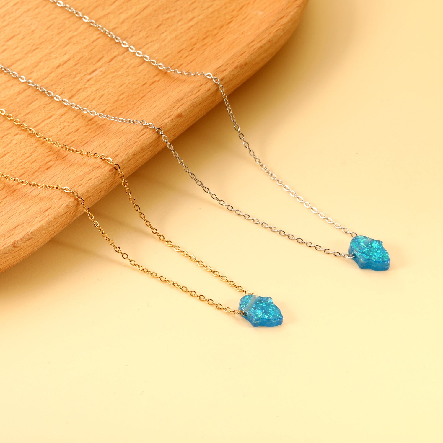 Damen Halskette mit kunstvollem Hamsa-Anhänger aus hochwertigem Edelstahl und goldplattierter Kette Shop Nory