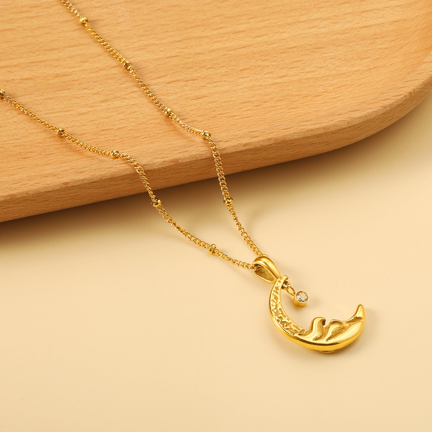 Damen Halskette mit mondförmigem Anhänger aus goldplattiertem Edelstahl und funkelndem Zirkonia Shop Nory