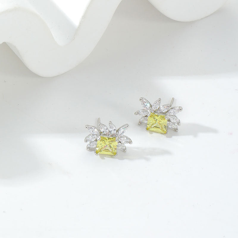 Damenohrringe mit floralem Design und funkelnden Kristallen Shop Nory